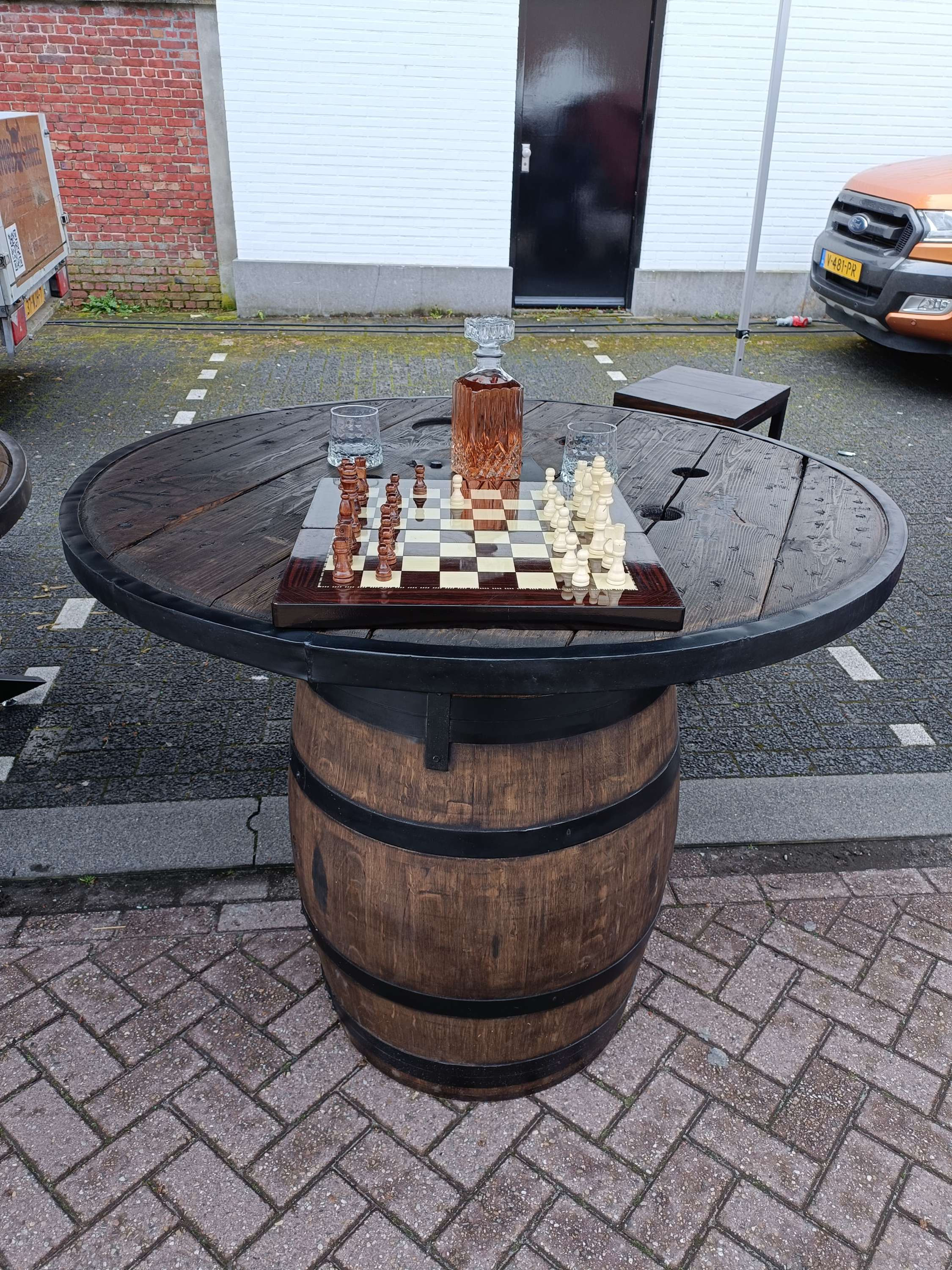 Sta tafel wijnvat met industriëel tafelblad