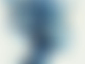 Mensch umgeben von digitalen Prozessen.