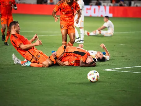 Houston Survives LA Galaxy in a Wild Finish to Secure 1–0 Victory