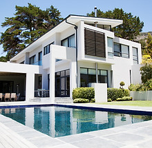 Großes modernes Haus mit Pool