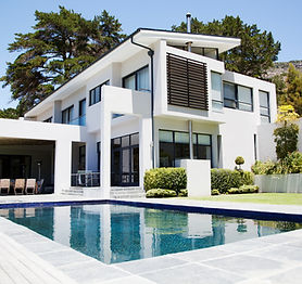 Großes modernes Haus mit Pool