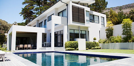 Grande maison moderne avec piscine