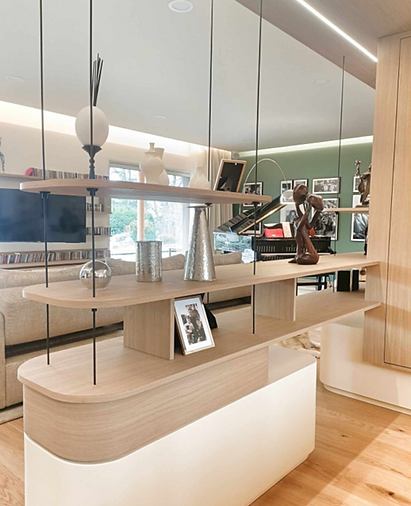 STUDIO LÜM signe Le Petit Cheix à Ambert, un agencement sur mesure pensé pour fluidifier la circulation entre cuisine et séjour.