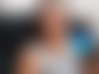 Ruby Baeza, genealogista de ADN y Genealogía, en su escritorio de trabajo