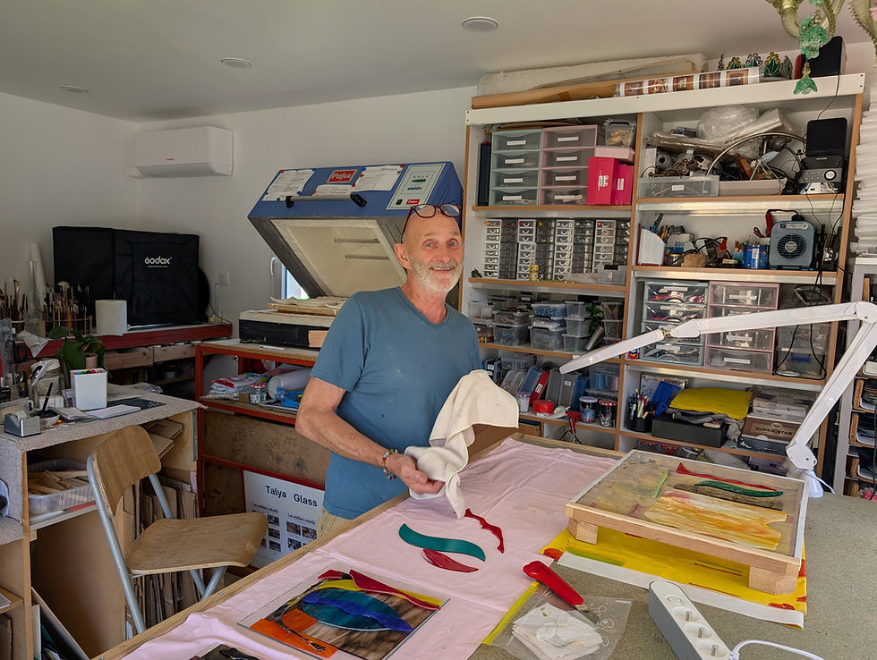 Artiste en création d'oeuvre en fusion de verre