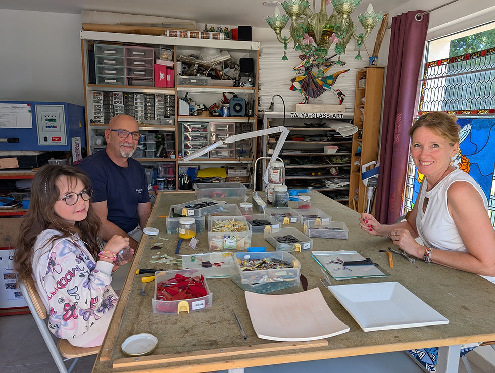 une famille réunie pour créer leur assiette en verre