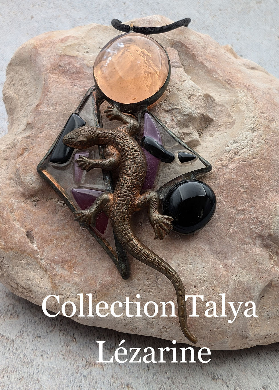 Miniature : Pendentif violine et noir en verre surmonté d'un lézard, Collection Talya Lézarine