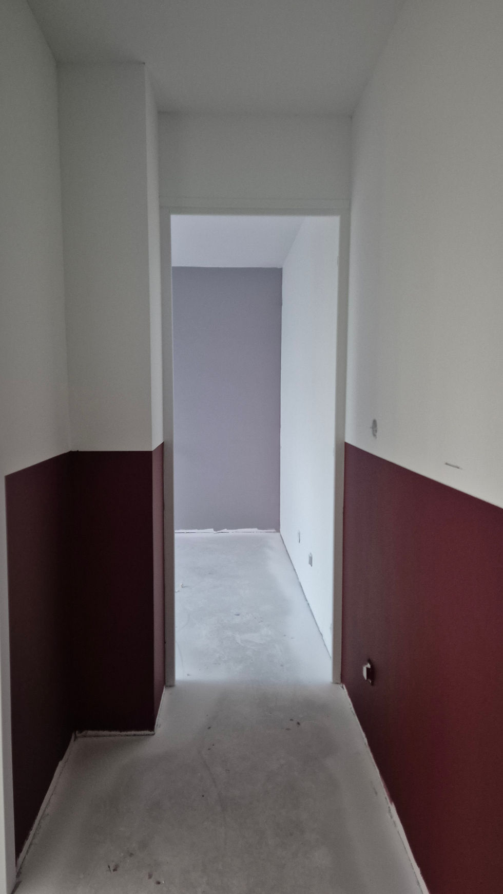 Photo pendant les travaux – couloir bordeaux et blanc