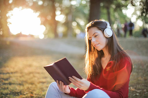 Chica leyendo libro y escuchando musica
