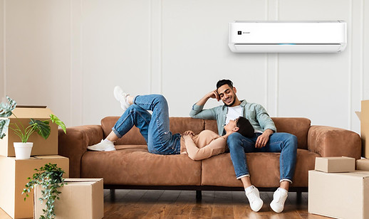 Un couple qui vient d’emménager dans sa nouvelle maison avec une thermopompe.