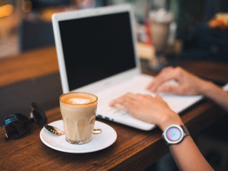 Se concentrer et travailler dans un café.