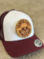 Baseball cap met handgemaakte leren Tempus Fugit Memento Mori patch gezien vanaf schuin voor.