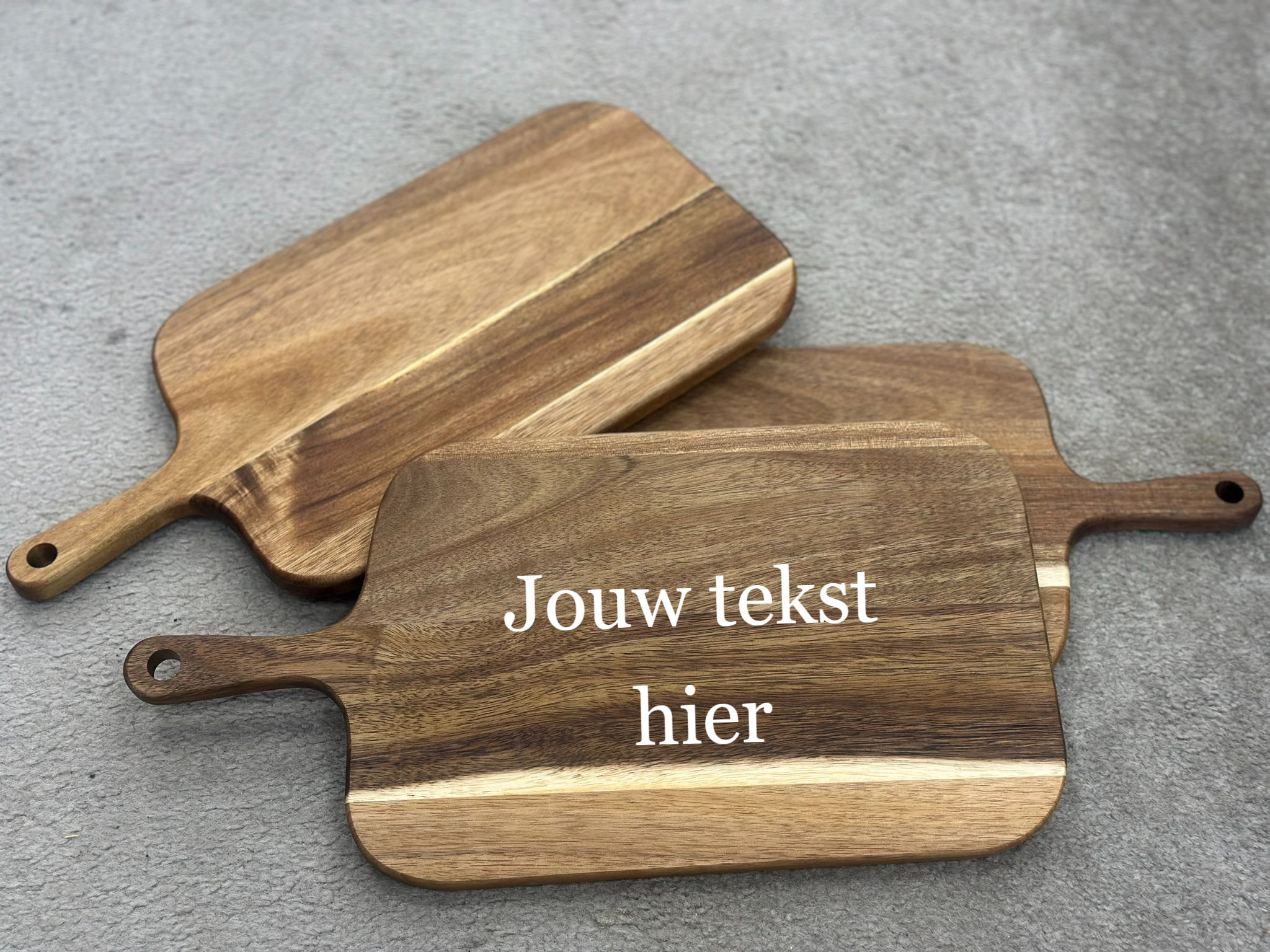 “Acaciahouten borrelplanken set – detail van houtstructuur en gravure-optie”