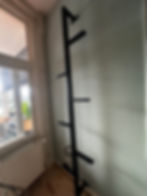 Stalen wandkast 250 cm hoog met houten planken en indirect licht