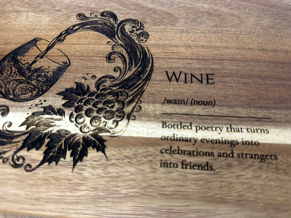 Close-up van gegraveerde wine-quote en druivenrank op acacia borrelplank – detailfoto