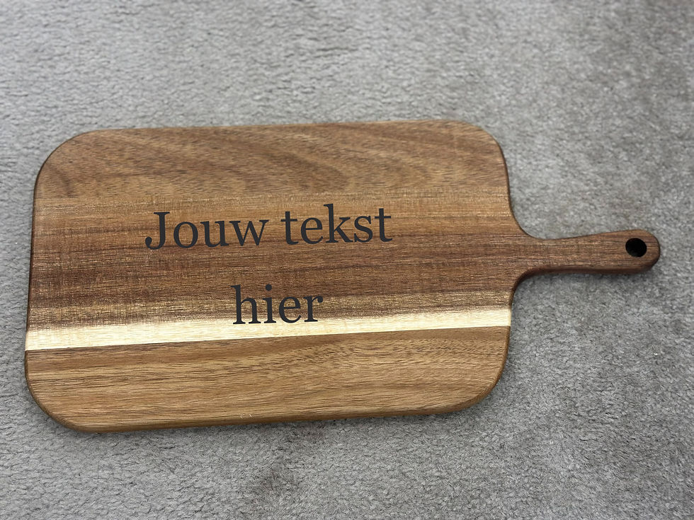 “Acaciahouten borrelplanken set – detail van houtstructuur en gravure-optie”