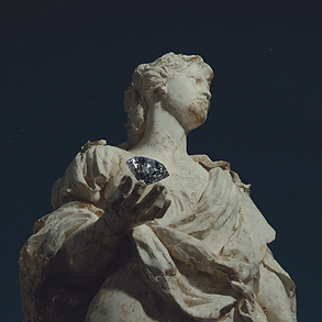 aniko1985_venus_statue_in_the_sky_holds_a_big_diamond_in_the__da851e64-b202-4231-aea1-7f68