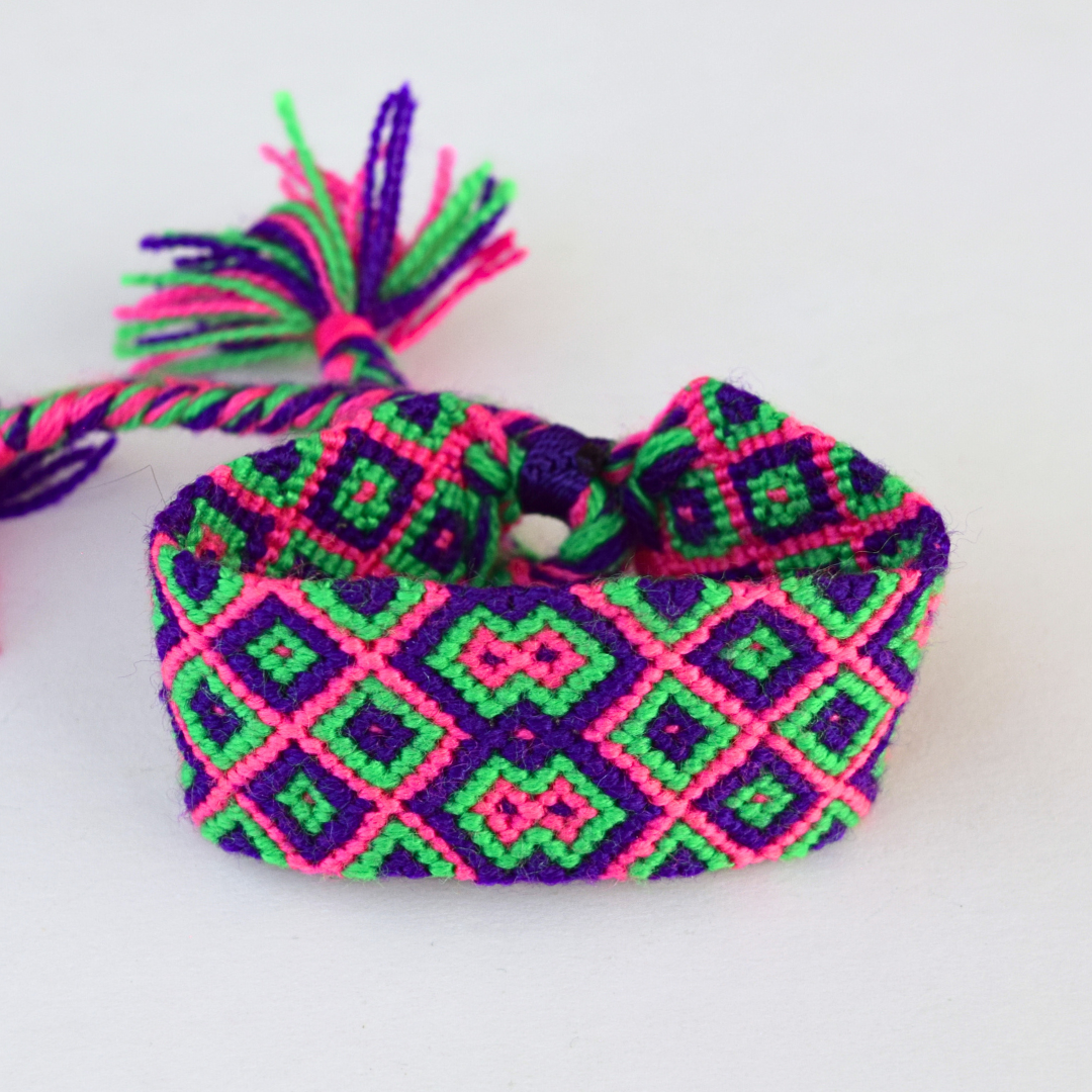 pulsera gruesa tejida en rombos verdes, morados y rosas