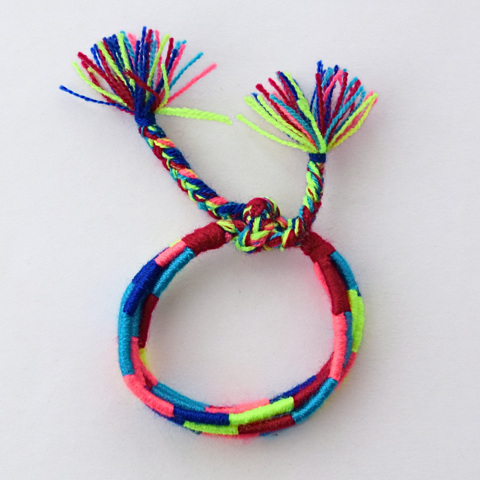 pulsera de gusanitos tejidos en colores fosforescentes desde arriba