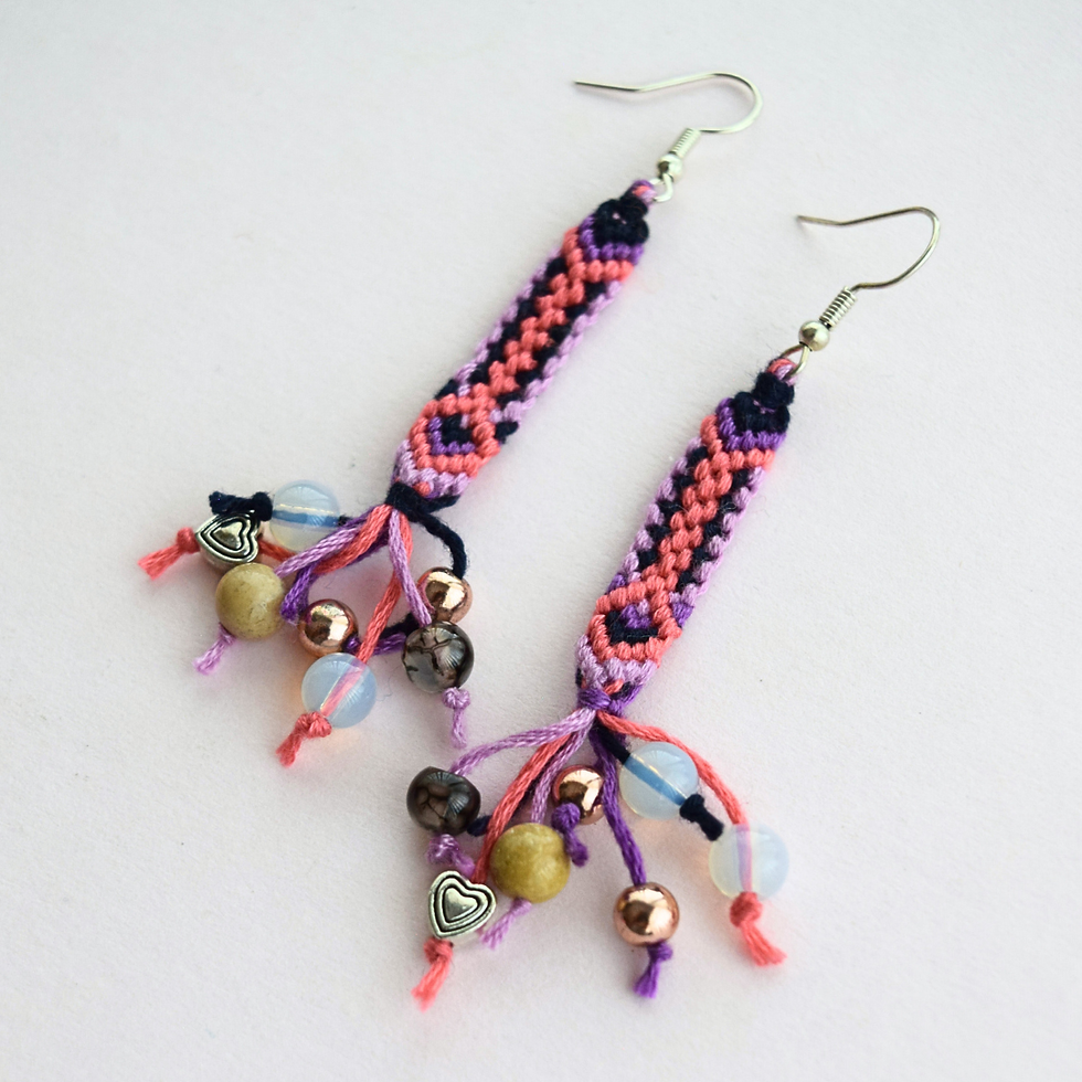 aretes tejidos de nudos con cuentas