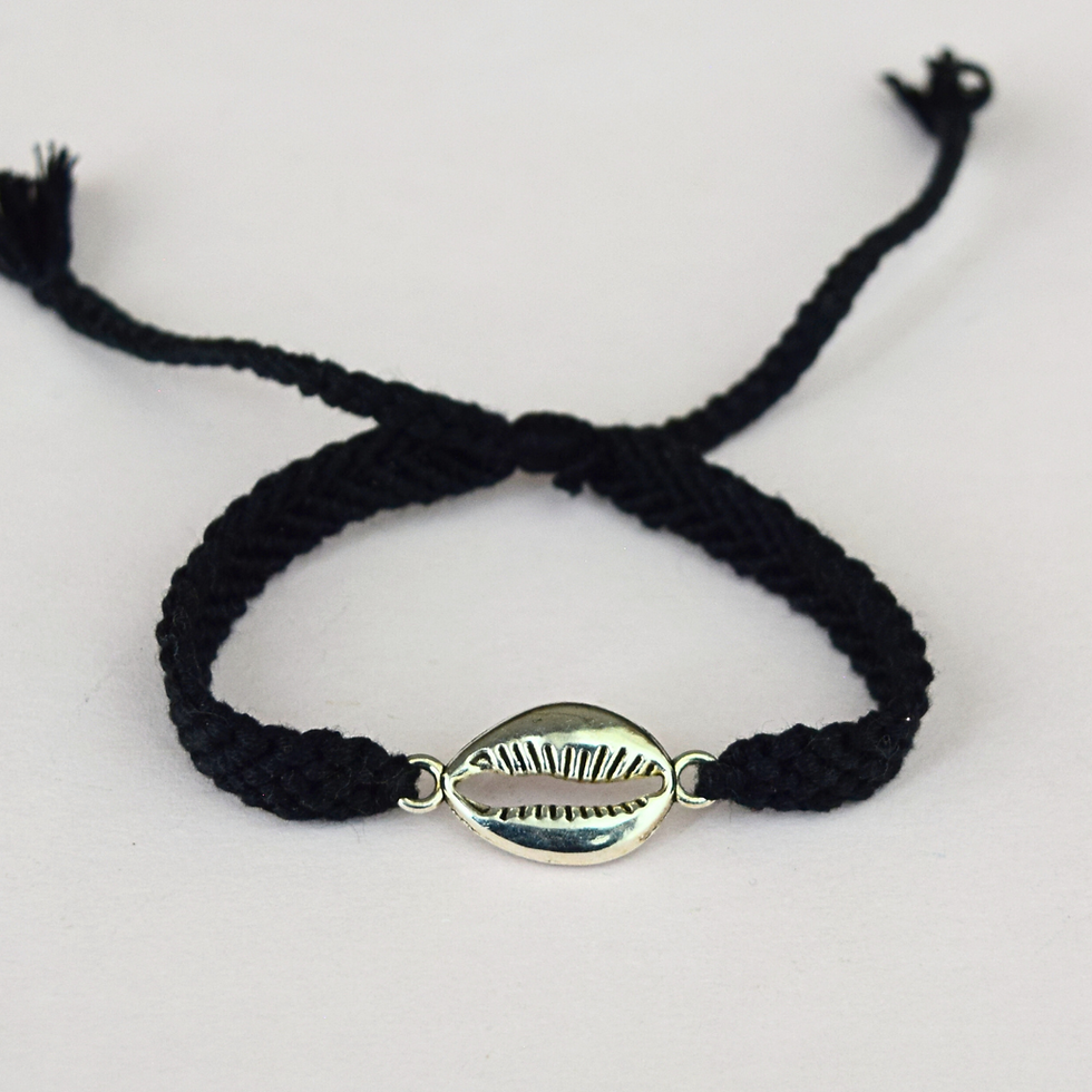 pulsera tejida en negro con dije de conchita plateada