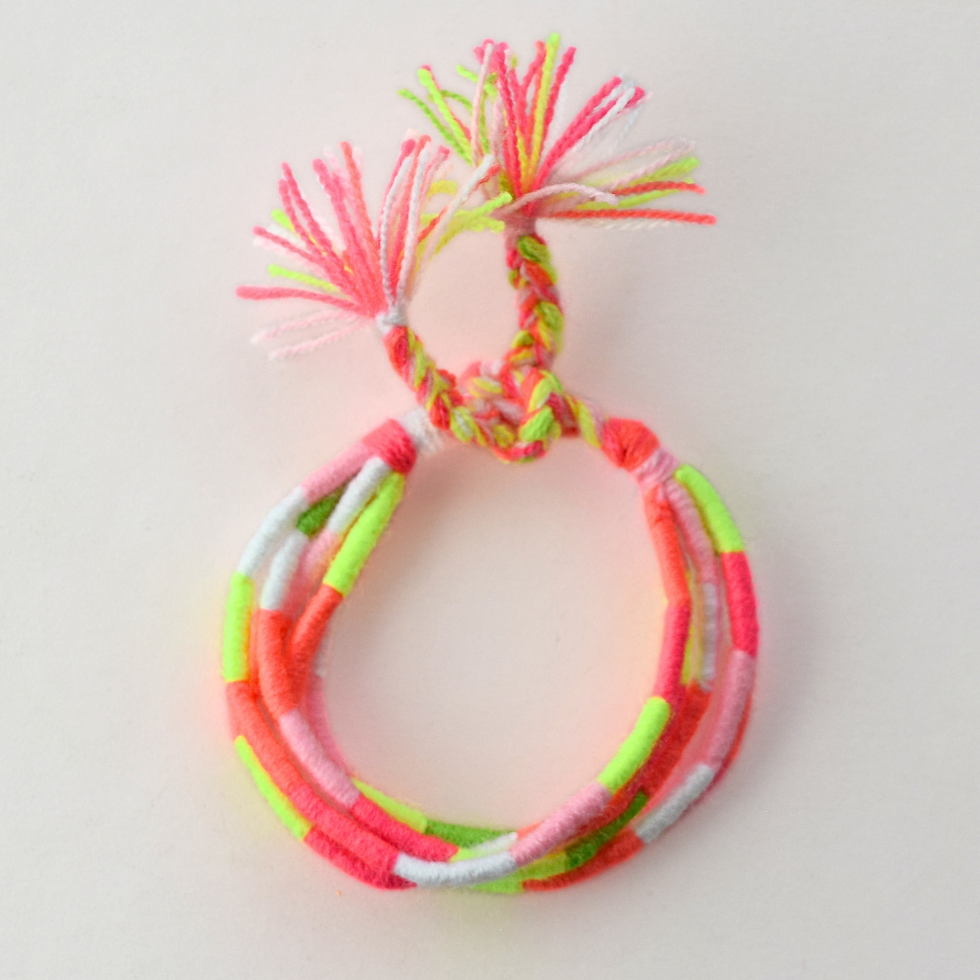 pulsera tejida de gusanitos en tonos neones de arriba