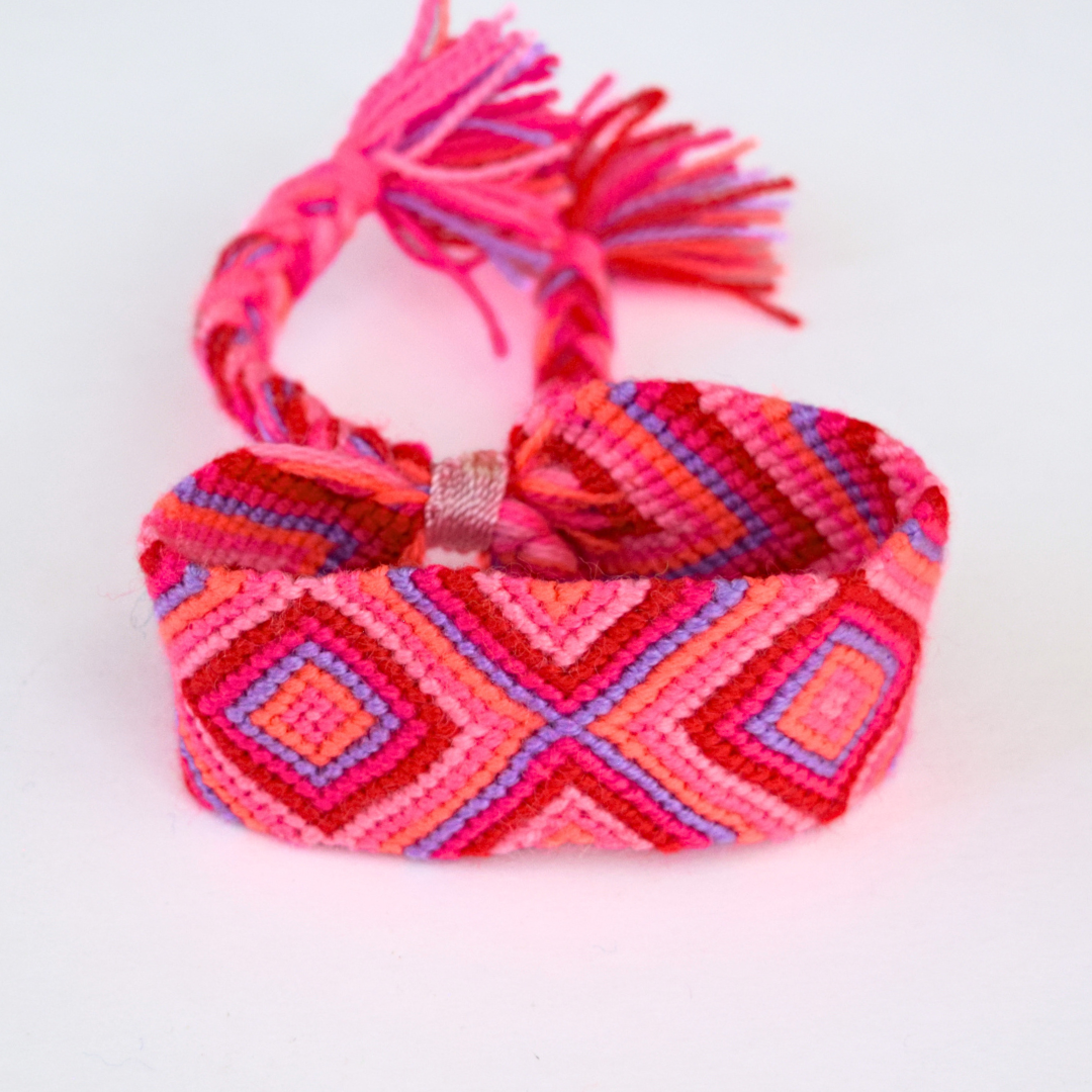 pulsera gruesa tejida en tonos rosas neones