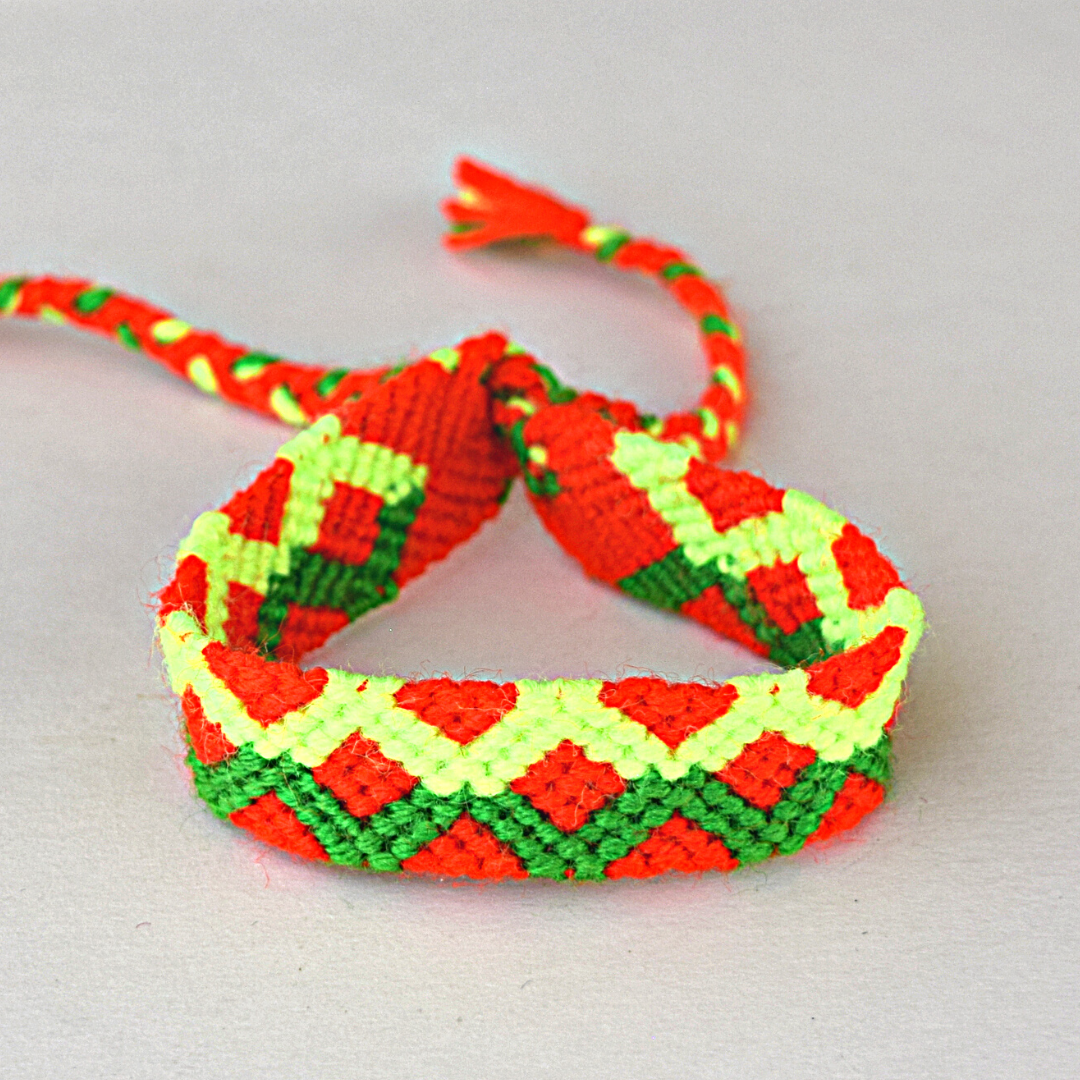 pulsera de rombos tejida en naranja, amarillo y verde