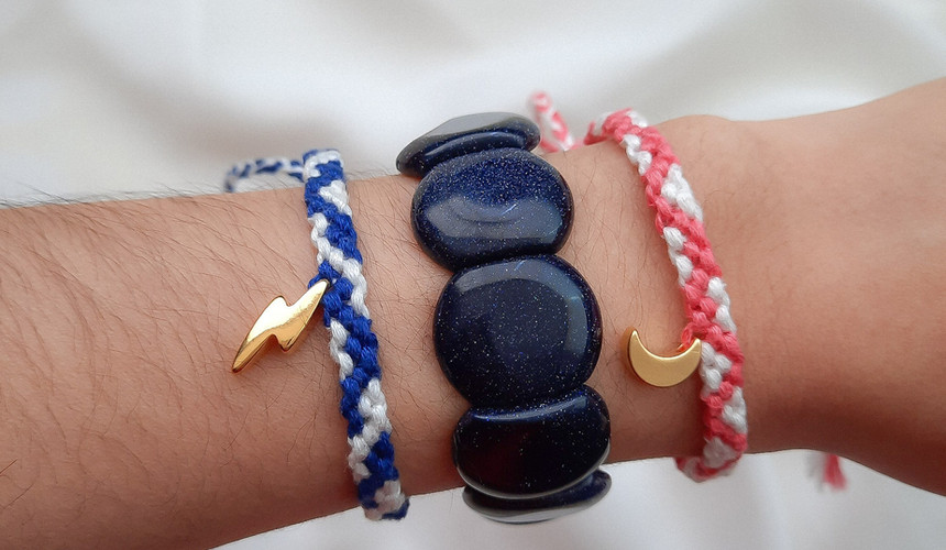 Pulseras con dijes de luna y rayo, tejidas por artesanas Triqui, combinadas con joyería