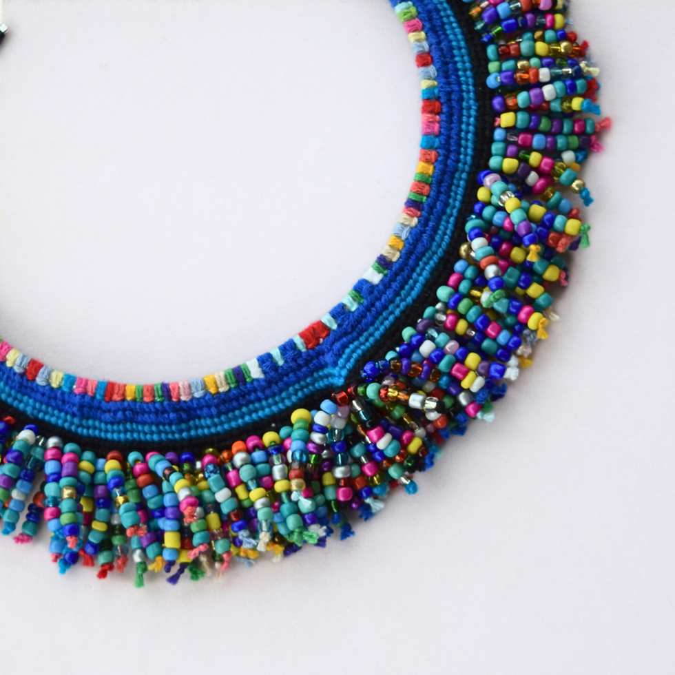 collar grande tejido en tonos azules