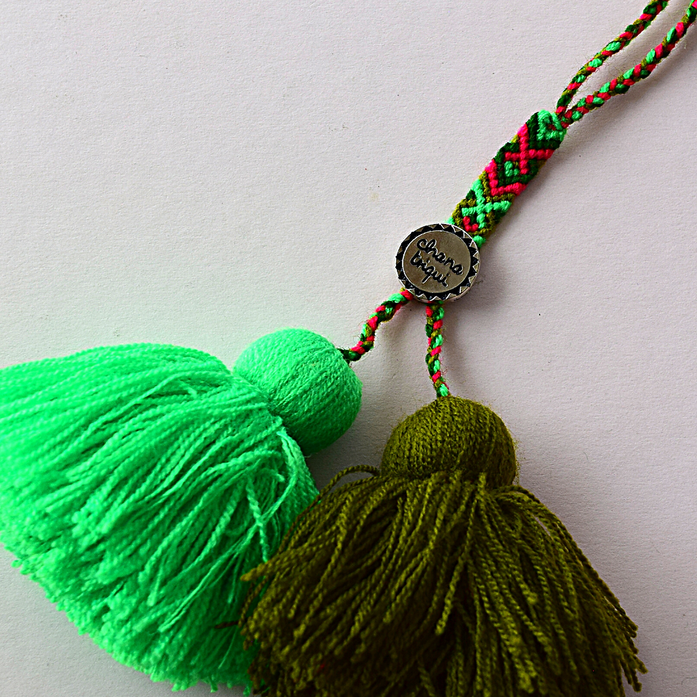 charm artesanal con pompones verdes