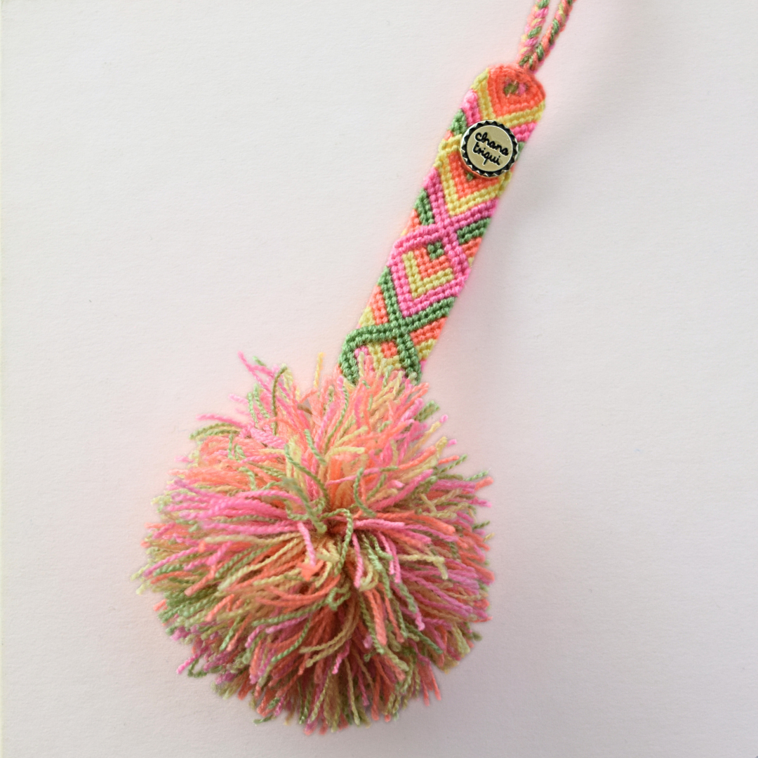 pompón colgante tejido en rosa, durazno y amarillo para bolsa