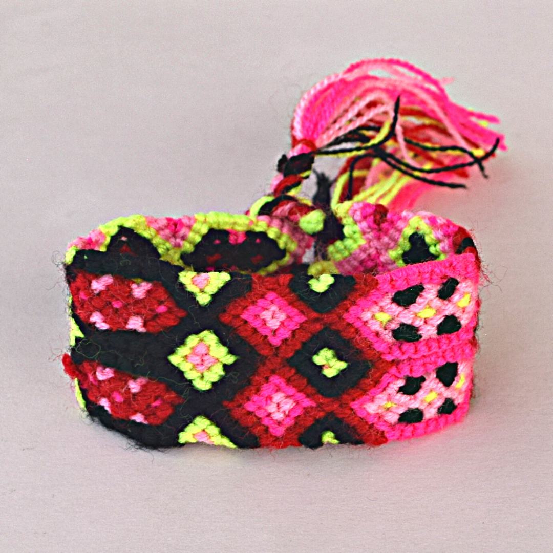 pulsera tejida con rombos en colores rosa y amarillo neones, con negro