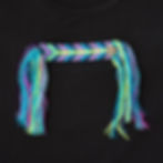 playera negra decorada con una pulsera tejida