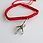 Miniatura: pulsera roja tejida con dije de pata de pollo