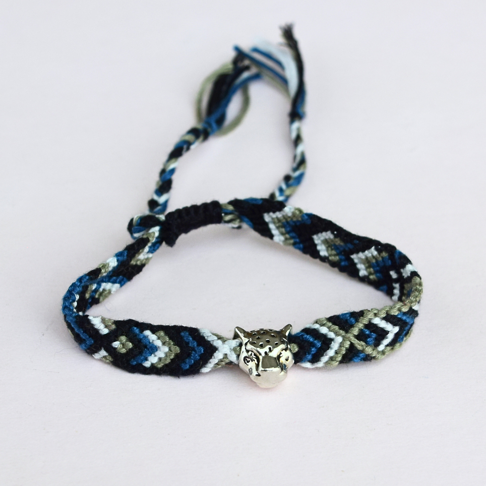 pulsera tejida en negro, azul y gris con dije de jaguar