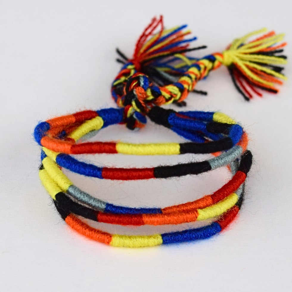 pulsera de gusanitos tejidos en naranja, amarillo y azul
