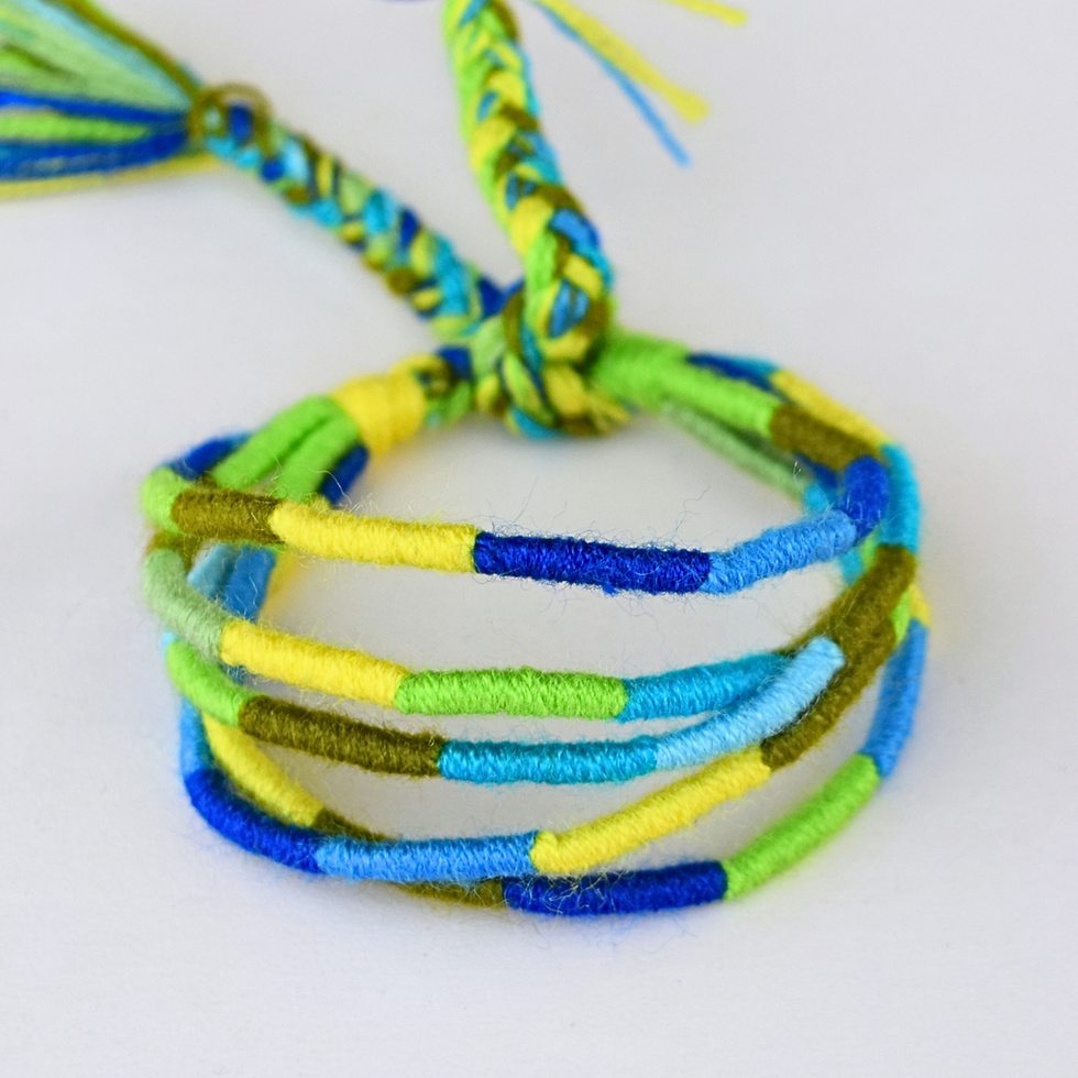 pulsera de varios gusanitos tejidos en verde y azul