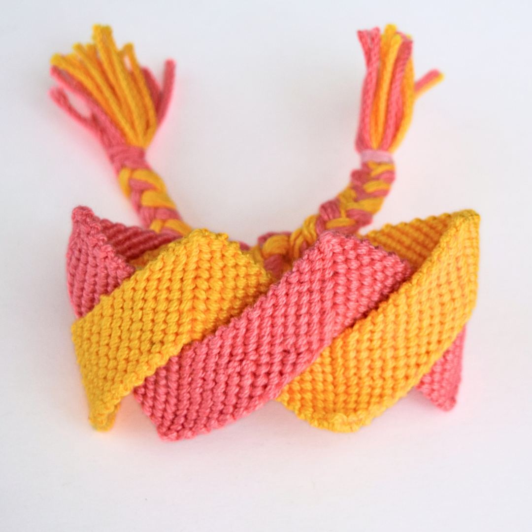 pulsera de doble tejido en rosa y amarillo