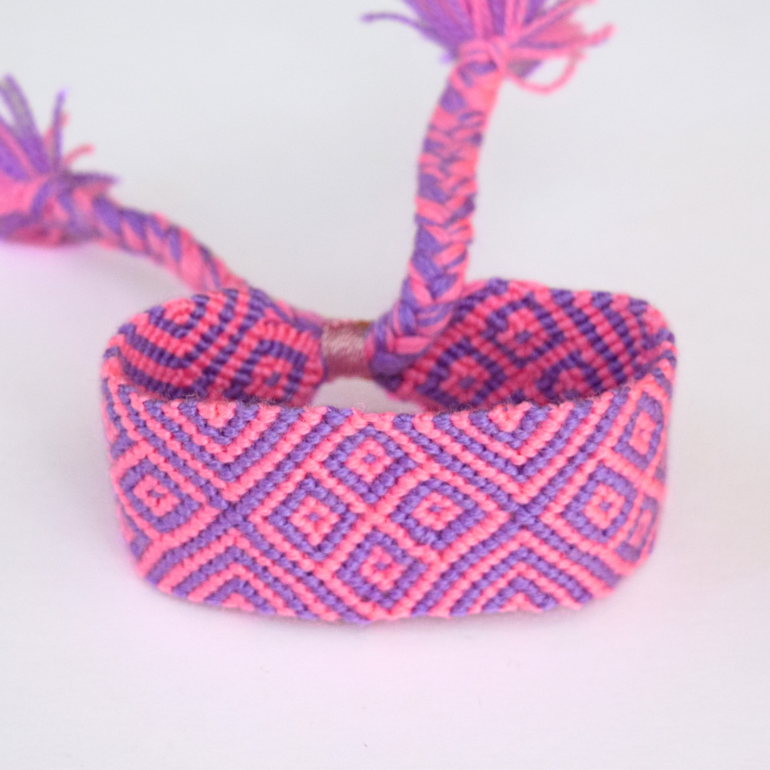 pulsera gruesa tejida con rombos en rosa y lila