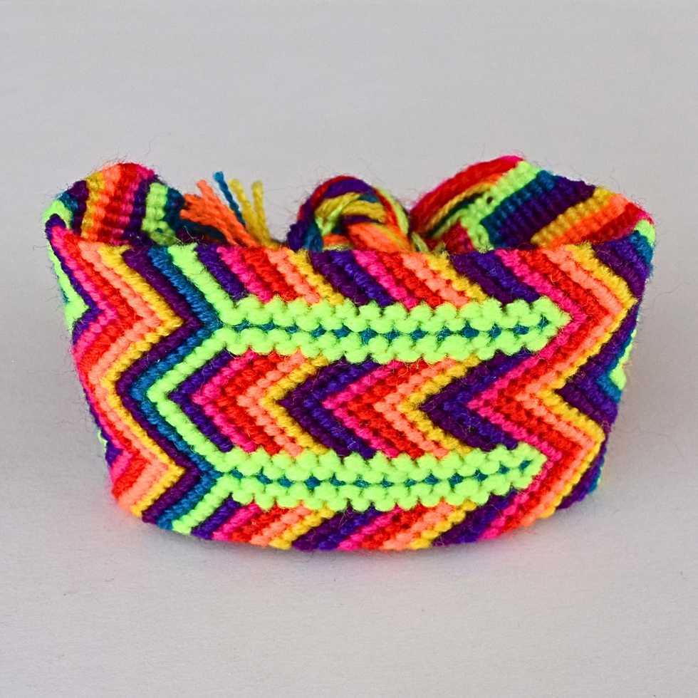 pulsera gruesa tejida en colores del arcoiris