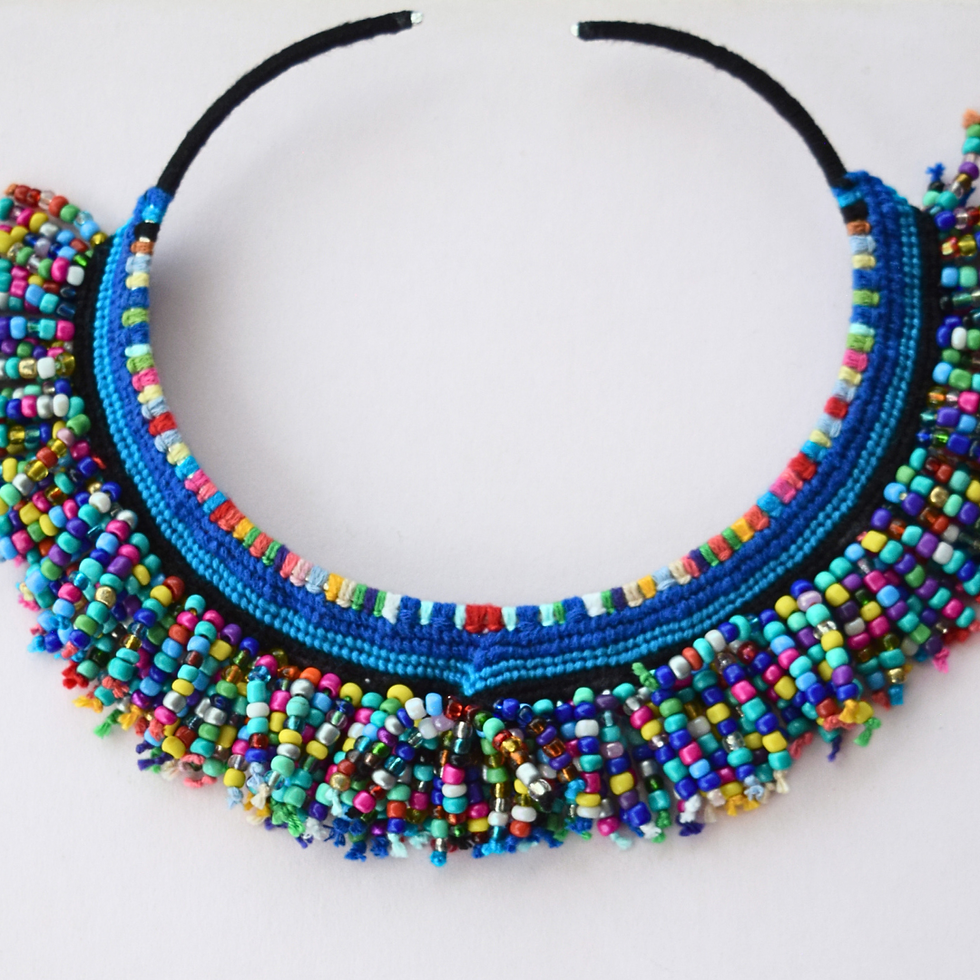 collar grande tejido en tonos azules decorado con cuentas