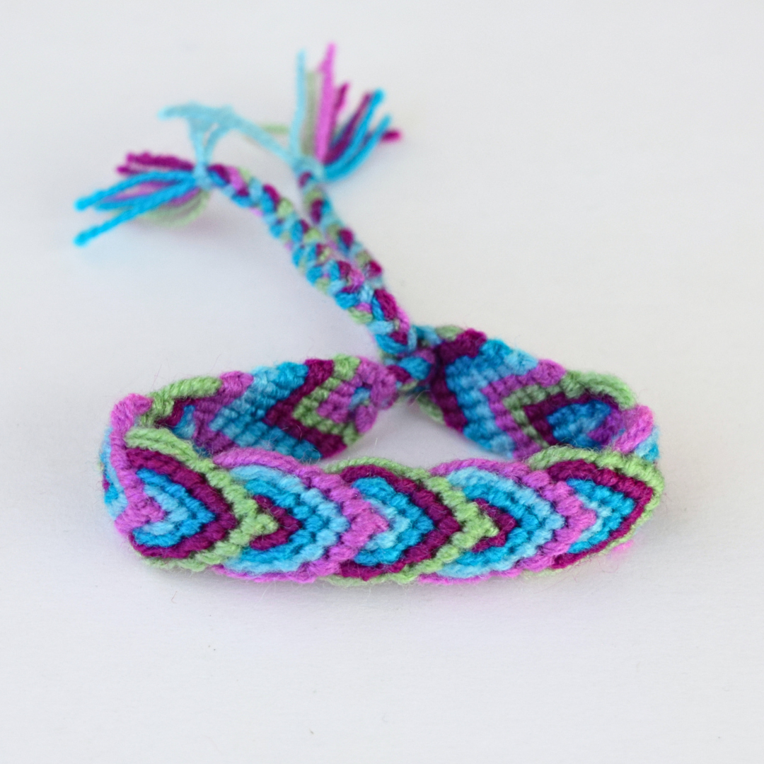 pulsera de escamas tejidas en morado, azul y verde
