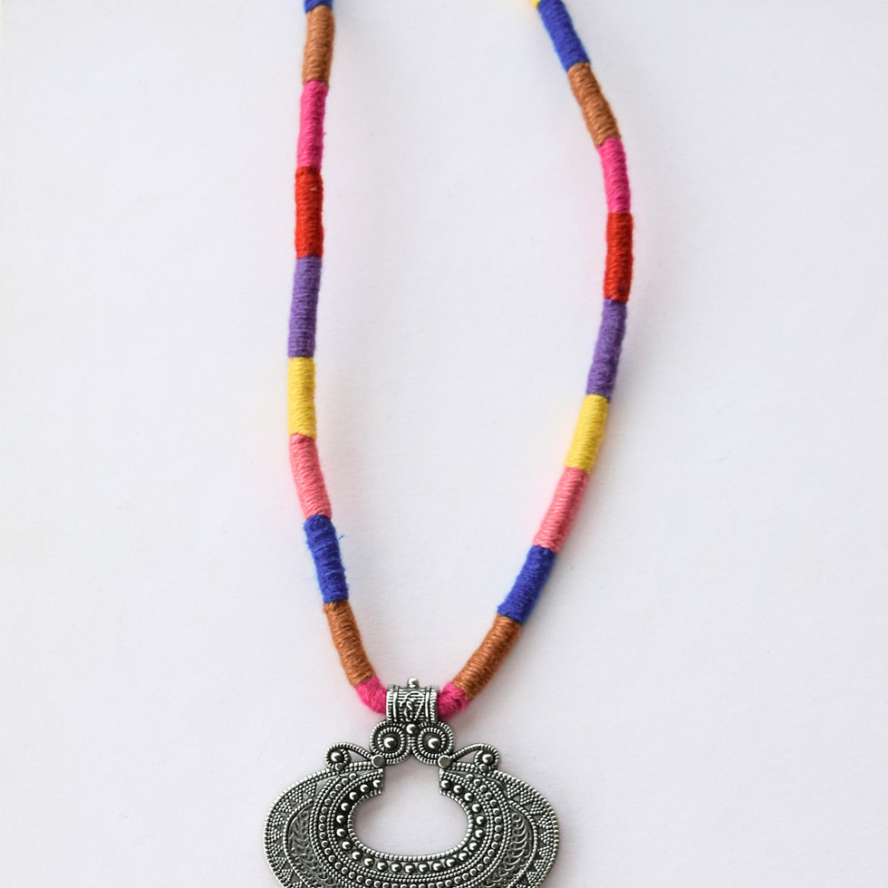 collar tejido de gusanito en colores vivos con dije de lanza