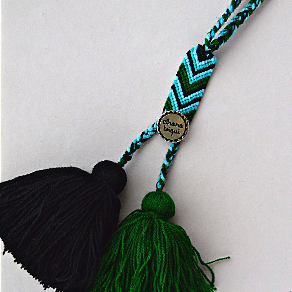 charm colgante tejido a mano en colores azul y verde
