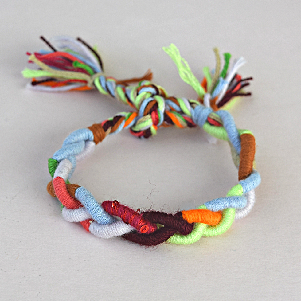 pulsera de gusanitos trenzados en colores vino y pistache
