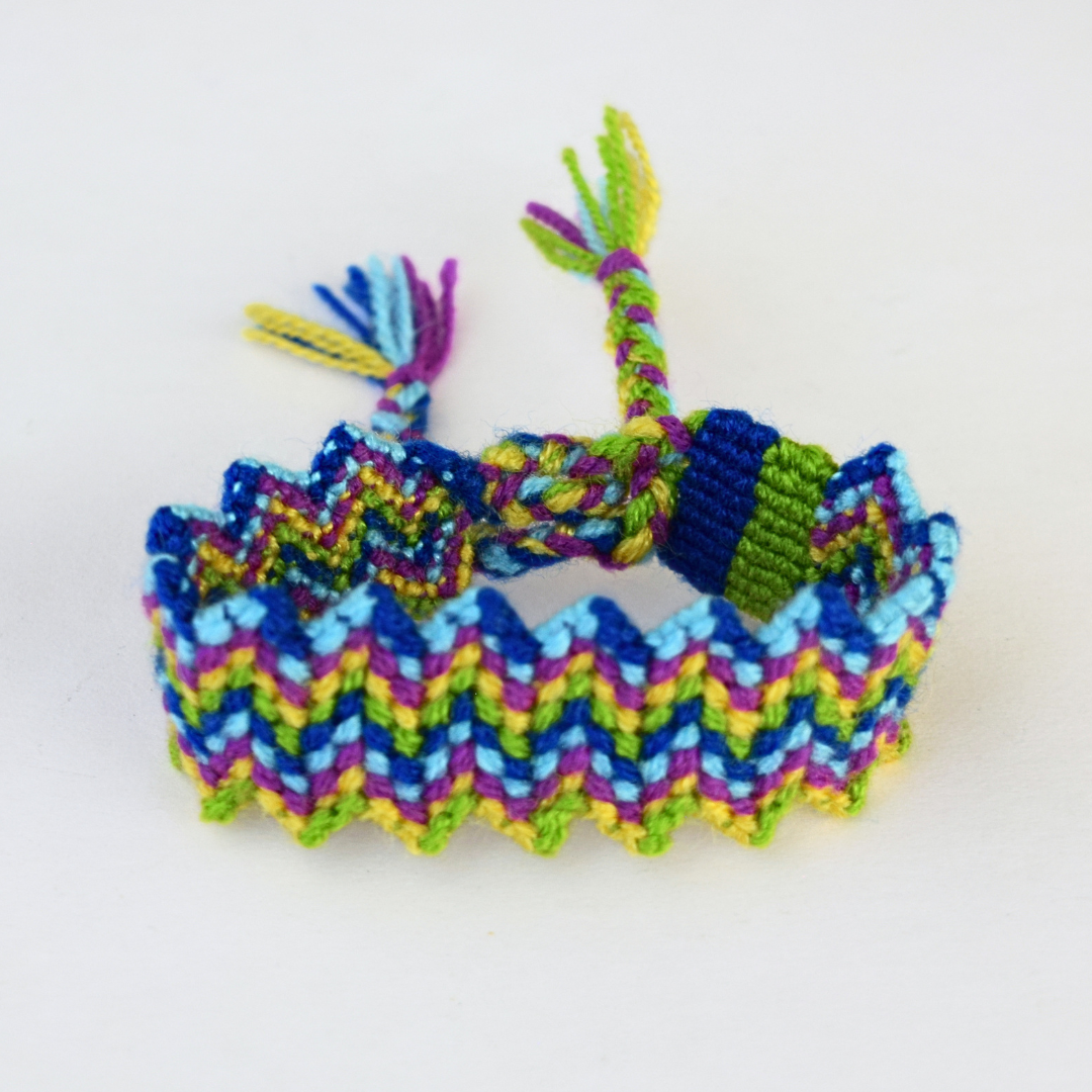 pulsera de zigzag tejida en azules y verdes