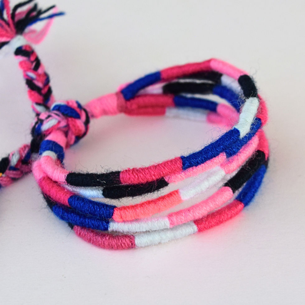 Miniatura: pulsera de gusanitos tejidos en rosa, azul y blanco de lado