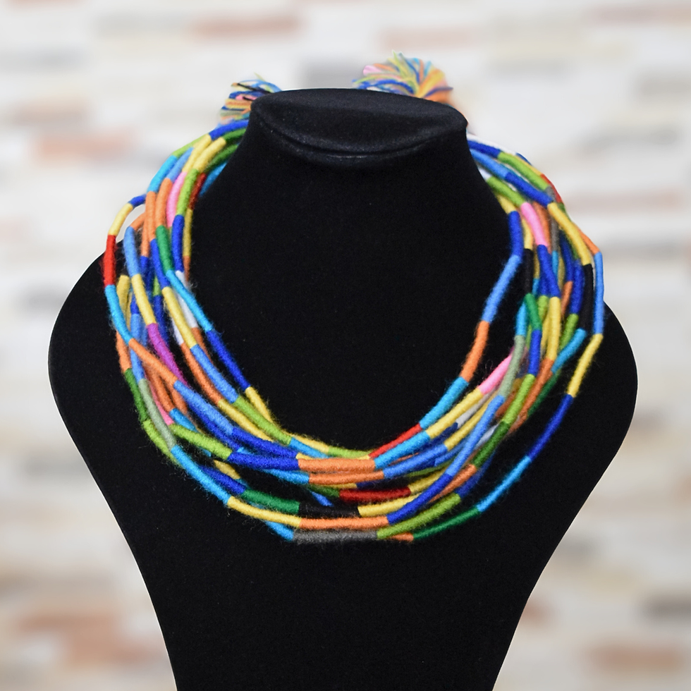 Miniatura: collar de varios gusanitos grandes tejidos en muchos colores en exhibidor