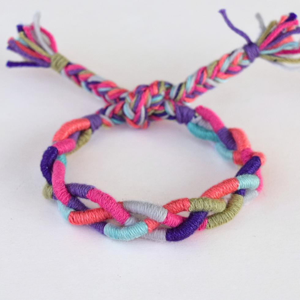 pulsera de gusanitos trenzados en fiusha, morado y beige